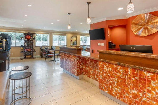 Best Western Plus Airport Plaza image 2